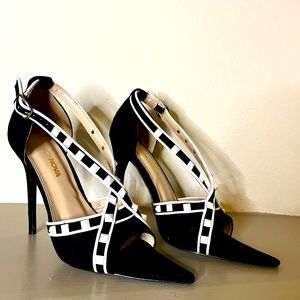 Black and white with square spike details size 8